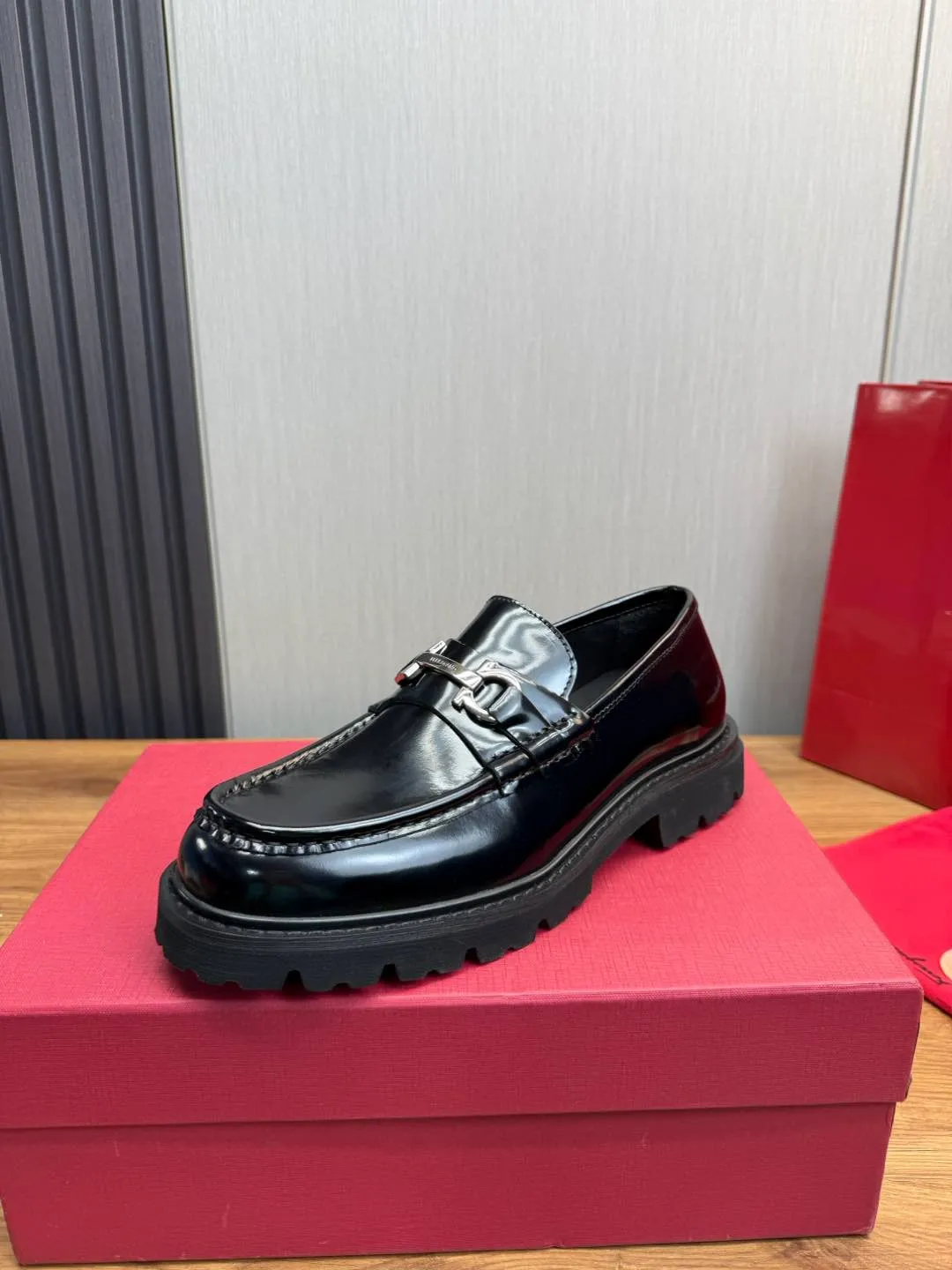Men's shoes 💰880💰 Ferragamo. [Ferragamo] men's thick-soled loafers, the latest hot style, 1:1 original purchase quality, top quality, imported open-edge beaded cowhide leather on the upper, hand-made three-dimensional stitching highlights the round toe design, the inner foot pads are all imported cowhide, with original lightweight foam outsole, matching code 39-44, (38, 45 custom-made, non-refundable)